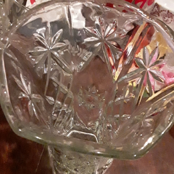 VASE--  CLEAR GLASS   8.5" TALL. - Picture 3 of 5